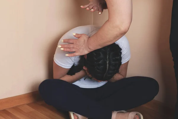 Mother Beats Girl Room — Stock Photo, Image