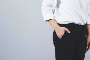 Genç ve güzel bir kız elini cebinde tutar.