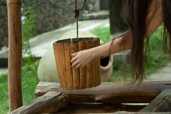 Mädchen Bekommt Wasser Aus Brunnen Dorf — Stockfoto