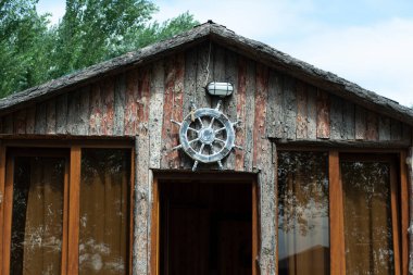 Bir evin ön cephesinde bir geminin direksiyonu.