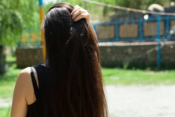 Vista Trasera Hermosa Mujer Con Pelo Rizado Toca Cabello Pie — Foto de Stock