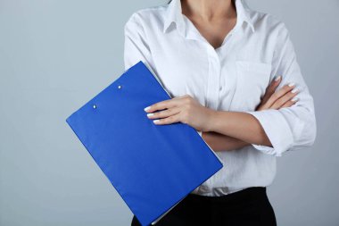 Gri arkaplandaki kadın el dosyaları