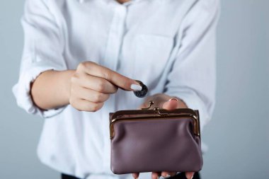 Cüzdanı olan genç bir kadın.