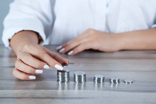 Donna Mano Soldi Con Portafoglio Sulla Scrivania — Foto Stock