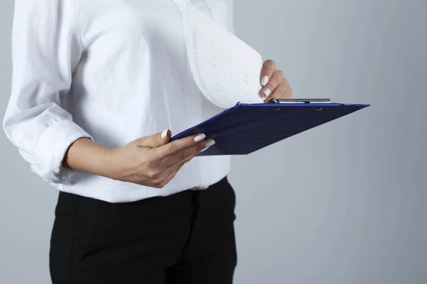 Limas Mano Mujer Sobre Fondo Gris — Foto de Stock