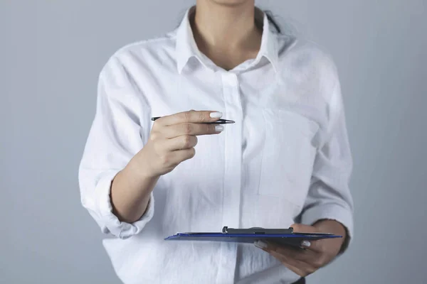 Limas Mano Mujer Pluma Sobre Fondo Gris — Foto de Stock