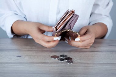 Masasında para olan üzgün kadın el cüzdanı.