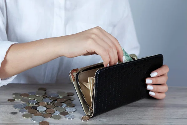 Cartera Mano Mujer Triste Con Dinero Escritorio —  Fotos de Stock