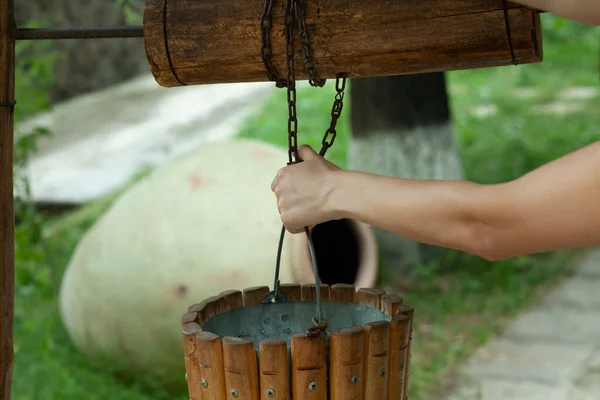 Mädchen Bekommt Wasser Aus Brunnen Dorf — Stockfoto