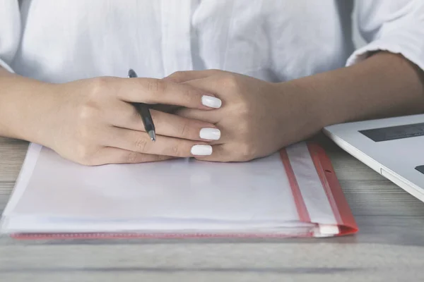 Oración Mujer Manos Escritorio Fondo — Foto de Stock