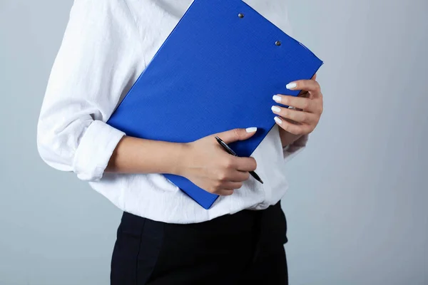 Limas Mano Mujer Sobre Fondo Gris — Foto de Stock