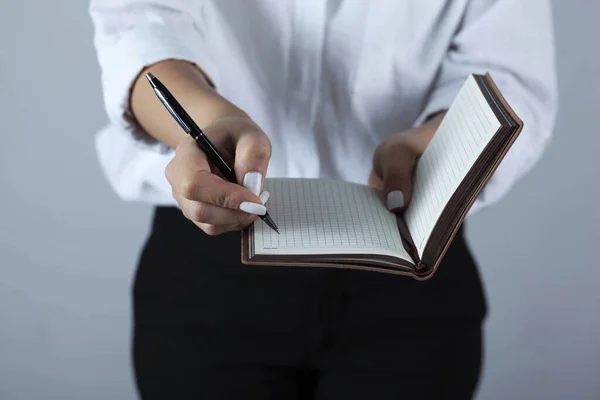 Mujer Pluma Mano Bloc Notas Sobre Fondo Gris — Foto de Stock