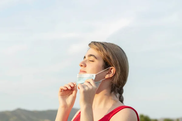 Joven Mujer Paz Quitándose Mascarilla Naturaleza Aire Libre Con Cielo — Foto de Stock