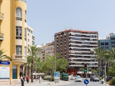 Alicante, İspanya; 30 Haziran 2020; Alicante 'deki Plaza de los Luceros, güneşli bir günde binalar, palmiye ağaçları ve insanlarla dolu