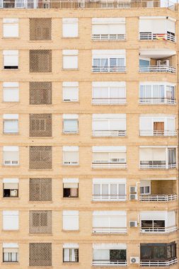 Alicante, İspanya; 30 Haziran 2020; Alicante 'de bir yaz gününde, sarı bir binanın cephesi aydınlatmalı.