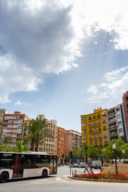Alicante, İspanya; 30 Haziran 2020; La Plaza de los luceros ile dolu renkli binalar, mavi gökyüzü ile çevrili palmiye ağaçları ile yaz aylarında güneşli bir gün