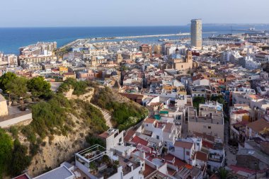 Alicante, İspanya; 30 Haziran 2020; güneşli bir yaz gününde şehri, binaları, gökyüzünü ve denizi görebileceğiniz yer.