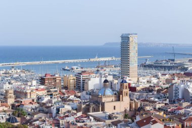 Alicante, İspanya; 30 Haziran 2020; güneşli bir yaz gününde şehri, binaları, gökyüzünü ve denizi görebileceğiniz yer.