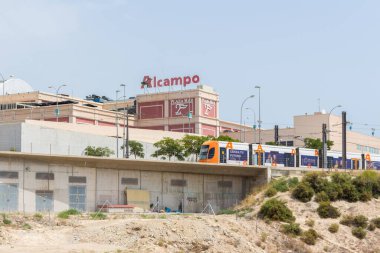 Alicante, İspanya; 08 Temmuz 2020; açık bir gökyüzü ile bir yaz günü Mar 2 plazasından geçen tramvay