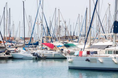 Alicante, İspanya; 08 Temmuz 2020; birçok gemi açık gökyüzü ile bir yaz günü Cezayir limanında demirledi.