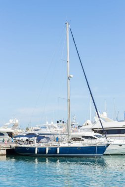 Alicante, İspanya; 15 Temmuz 2020; bir yaz günü limanda demirlemiş mavi beyaz bir tekne