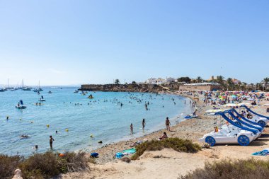 Alicante, İspanya; 26 Ağustos 2020; Tabarca Adası 'ndaki plaj manzarası. İnsanlar güneşli bir günde güzel mavi Akdeniz 'in tadını çıkarıyorlar.