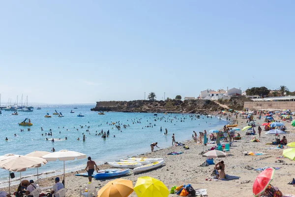 Alicante, İspanya; 26 Ağustos 2020; Tabarca Adası 'ndaki bir plaj manzarası. İnsanlar güneşli bir günde güzel mavi Akdeniz 'in tadını çıkarıyorlar.