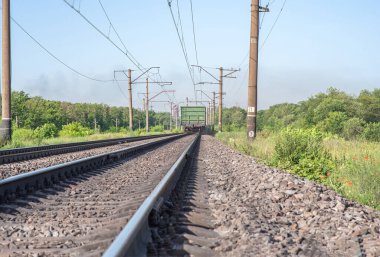 Endüstriyel bölgede yük vagonları. Gelincikler boyunca demiryolu üzerinde yük treni hareketi..