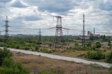 Yüksek voltajlı elektrik hatları. ArcelorMittal Kryvyi Rih 'in madencilik ve metalürji kompleksi. Yüksek voltaj kulesi.