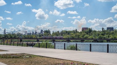 Ağır sanayi fabrikasının soğutma kulesi. ArcelorMittal Kryvyi Rih 'in madencilik ve metalurji kompleksi.