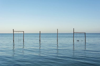 Gün batımında Meksika 'daki Holbox Adası' nın üzerinde tahta hamaklar.