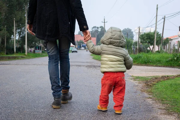 Μητέρα Και Μωρό Περπατούν Μαζί Χέρι Χέρι Μια Βροχερή Μέρα — Φωτογραφία Αρχείου