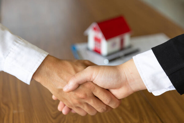 Бизнесмены и инвесторы в торговле домами. Держаться за руки, чтобы доверять. Рука об руку, чтобы заключить контракт на покупку жилья. Рука об руку с брокерами или агентами по недвижимости.
.