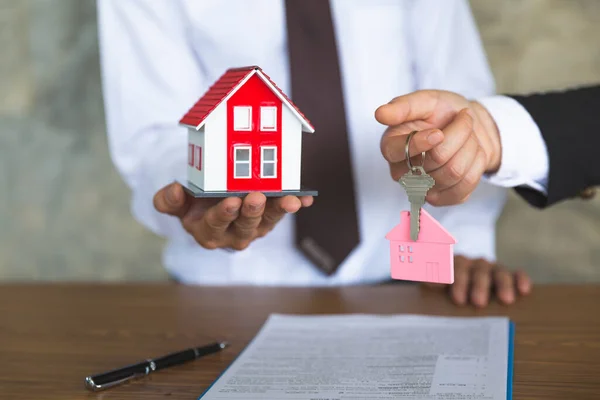 Huisdealer Heeft Het Rode Dakhuis Heeft Sleutel Tot Het Concept — Stockfoto