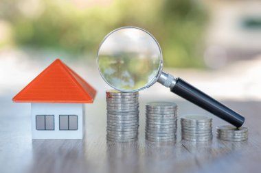 Büyüteç işi arama ve madeni para basamağında madeni para basamaklarına kırmızı bir ok yerleştirildi. Beyaz arka planda yatırım, işletme ve finansman için yüksek kârlar için daha fazla ekonomik kavram..