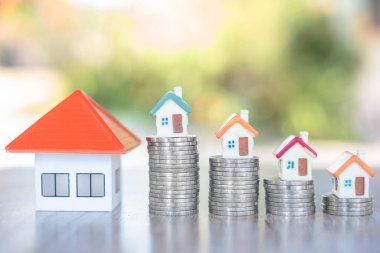 Orange teras evinin yakınına yerleştirilmiş kenevir poşetindeki bozuk para, emlak yatırımı planlaması için ev veya kredi alma fikirlerini saklama ve fon tasarrufu sırasında konseptler risk altında olabilir.