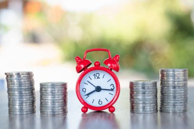 Kırmızı alarmlı saat ve madeni para merdiveni Tasarruf Yatırımları Finans Muhasebe ve Borsa Yatırımları Yatırımları Yatırıma değer zaman kullanın.