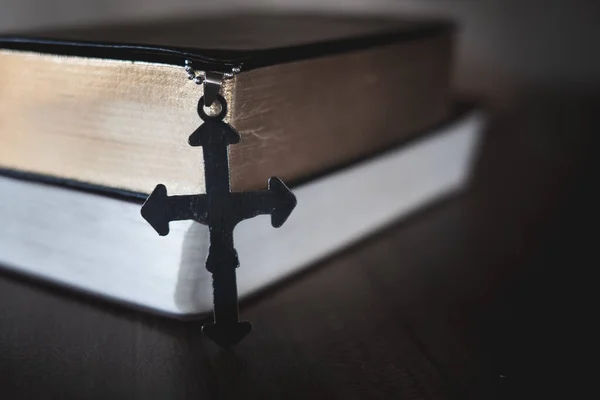 Crocifisso Posto Vicino Alla Bibbia Una Benedizione Dio Con Potenza — Foto Stock