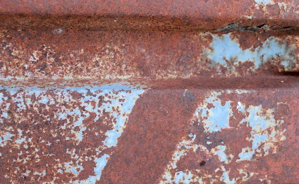 Flerfärgad bakgrund: rostig metallyta med blå färg fjällning och sprickbildning konsistens — Stockfoto