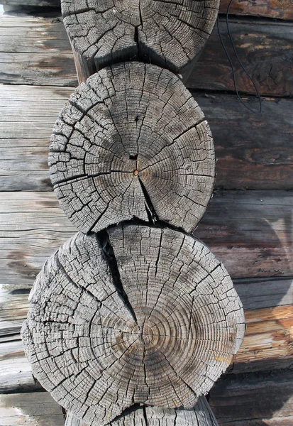 La vecchia struttura in legno con motivi naturali. Sezione trasversale del vecchio albero — Foto Stock
