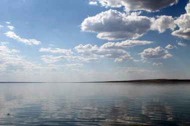gökyüzüne yansıyan su, ıssız sahil göl, yaz göğün, doğa, mavi bulut,