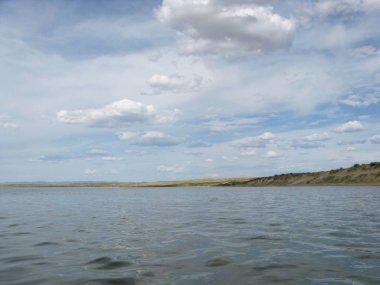 gökyüzüne yansıyan su, ıssız sahil göl, yaz göğün, doğa, mavi bulut,