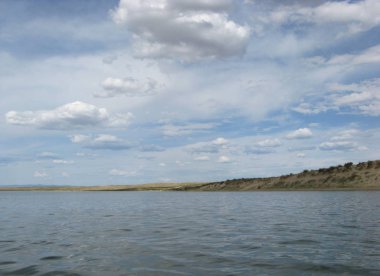 gökyüzüne yansıyan su, ıssız sahil göl, yaz göğün, doğa, mavi bulut,