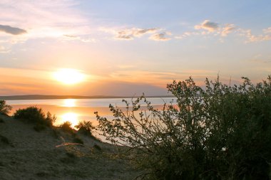 Gölde yansıyan batan güneşin