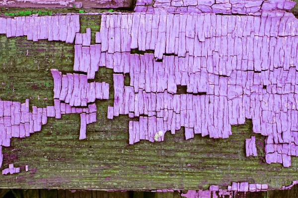 Fundo de madeira velho com restos de pedaços de restos de tinta velha em madeira. Textura de uma árvore velha, placa com tinta, fundo vintage descascando tinta. placa roxa velha com tinta rachada, vintage — Fotografia de Stock