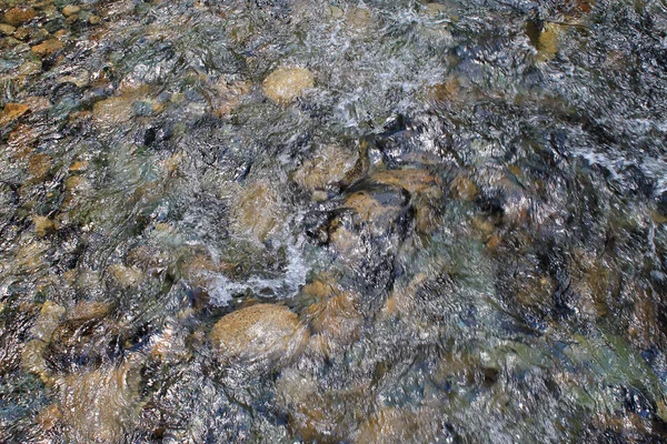 El río de piedra de montaña en el bosque . —  Fotos de Stock