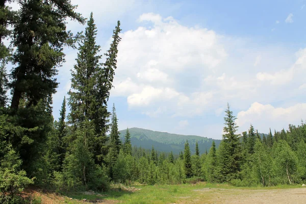 Beaux nuages scéniques sur le paysage de montagne Sayany — Photo