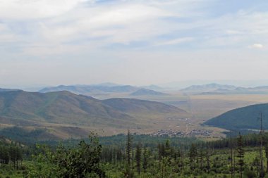 güzel manzaralı bulutlar dağ manzarası Sayany üzerinde