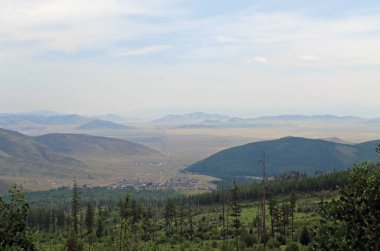 güzel manzaralı bulutlar dağ manzarası Sayany üzerinde