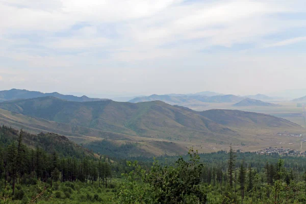 güzel manzaralı bulutlar dağ manzarası Sayany üzerinde